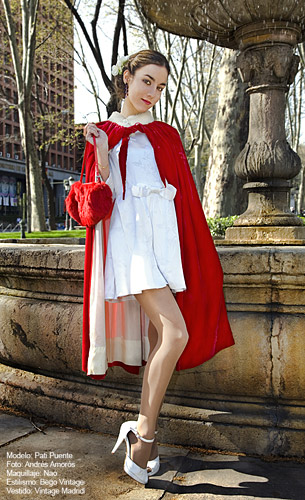 Patricia Puente lleva vestido de novia vintage y capa de terciopelo rojo vintage.